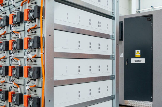 Magazyny energii – czym są i dlaczego warto w nie inwestować?