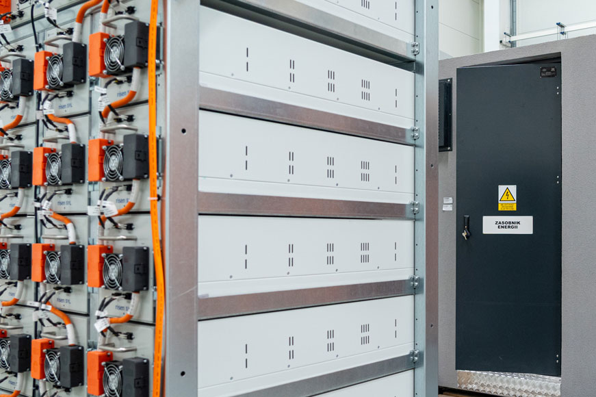 Energiespeicheranlagen – was sind das und warum lohnt es sich, in sie zu investieren?